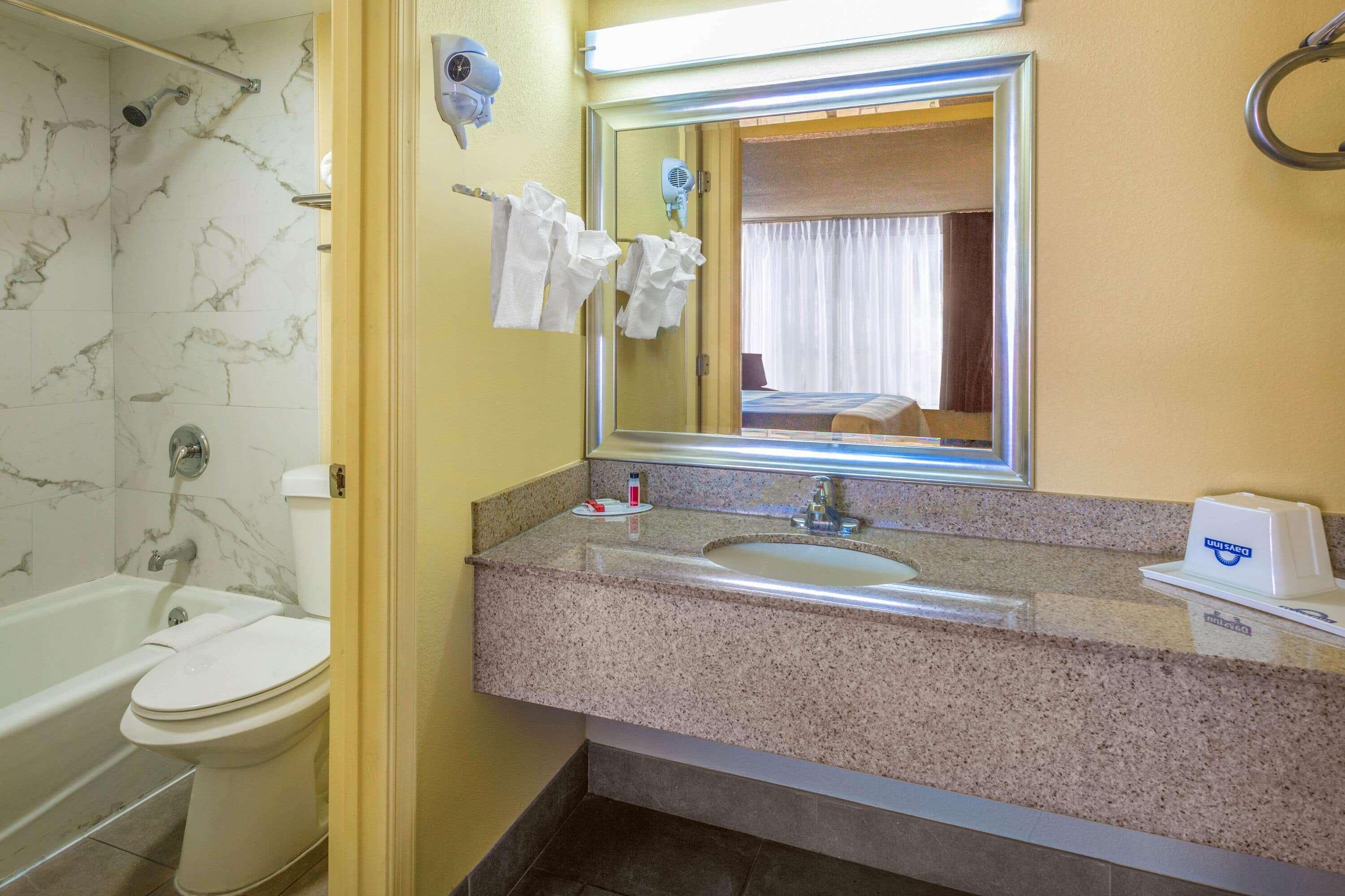 Days Inn By Wyndham Hampton Near Coliseum Convention Center Dış mekan fotoğraf